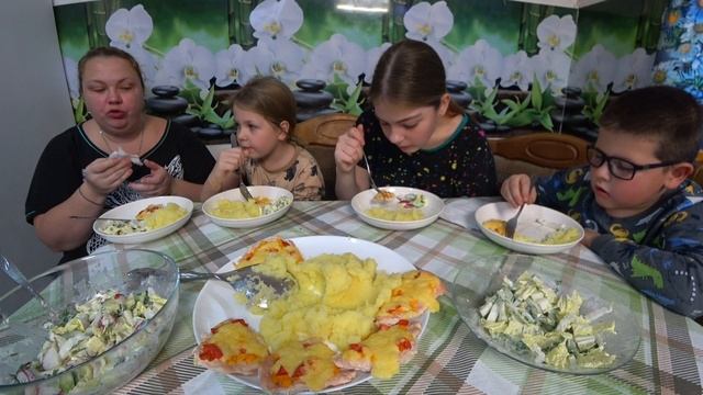 мукбанг. приготовила отбивные из того, что было