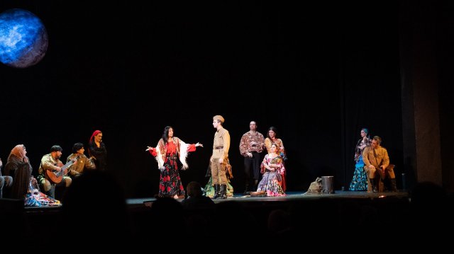 Московское «Женское движение ЕР» организовало для семей участников СВО поход  в театр «Ромэн»