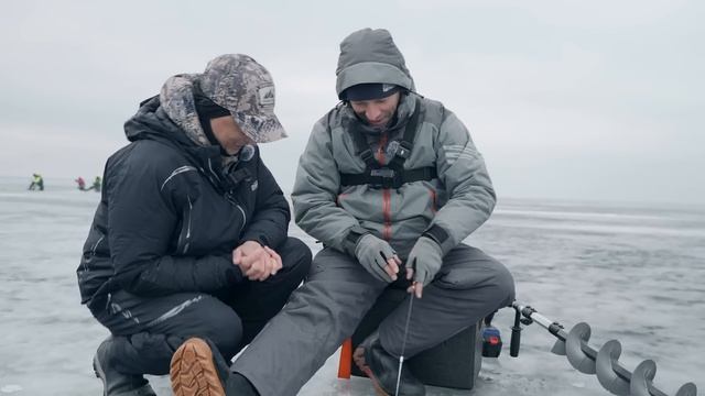 ОГРОМНЫЙ Окунь-МОНСТР по тонкому ОПАСНОМУ льду! БЕЗМОТЫЛКА - пособие для начинающих!