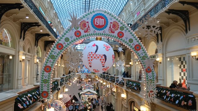 Прогулки по Москве. Новогодний ГУМ и парад брендовых елочек. Часть 2.