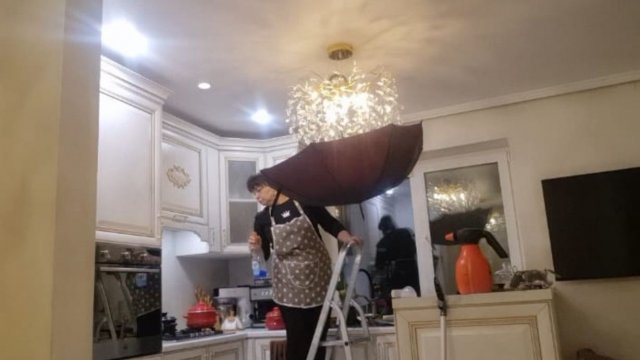 Начала генеральную уборку дома. Мою люстры не снимая. Хороший совет как постирать тюль.