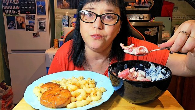 Мукбанг | Котлеты с макаронами в подливе и салатик | Обжор Асмр