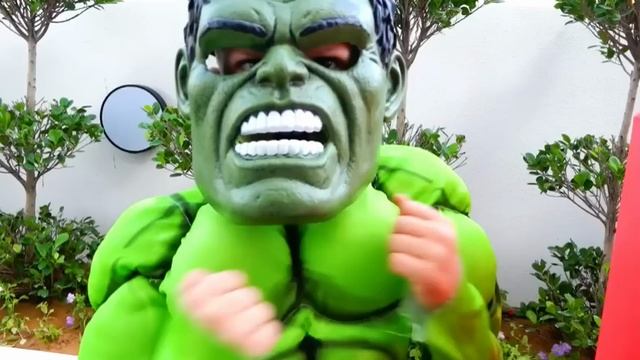 История о том, как Ники с братом грают с торговым аппаратом со сладостями!