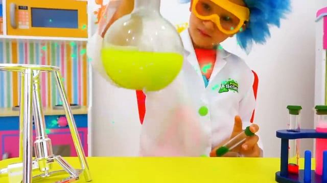 Никита играет с надувной игрушечной едой