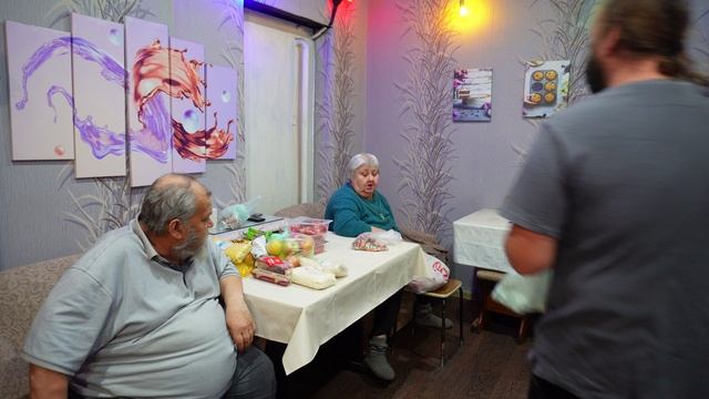 Пенсионер получил пенсию и дал денег на продукты сыну и жене Распаковка продуктов