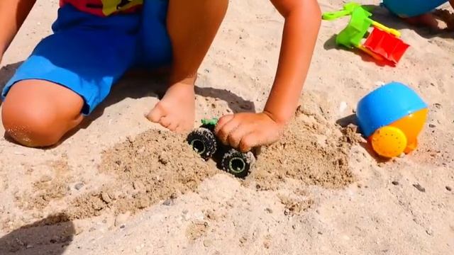 Ники и Влад играют в детские машинки Hot Wheels! Веселое видео для детей!