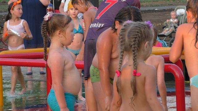 Мальчишки и девчонки , а также их родители.