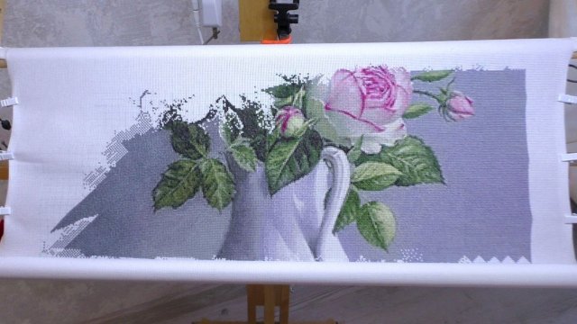 Джемпер почти готов. На спицах новая работа. Собираю мулине для новой картины.