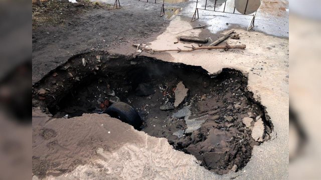 Пенсионер провалился в яму с кипятком в Омске