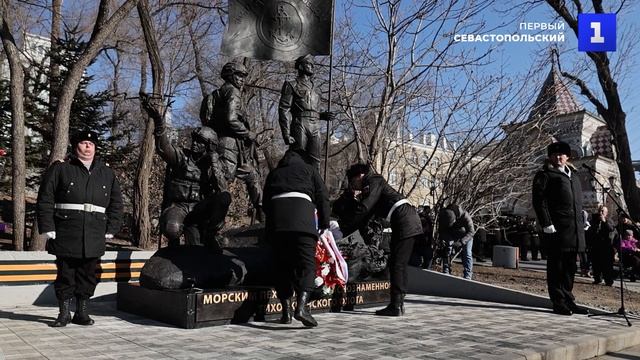 Памятник морским пехотинцам открыли во Владивостоке