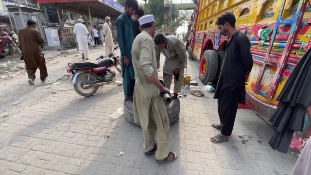 Автосервис на дороге. Быстрый ремонт грузовика. Пакистан. Амазинг