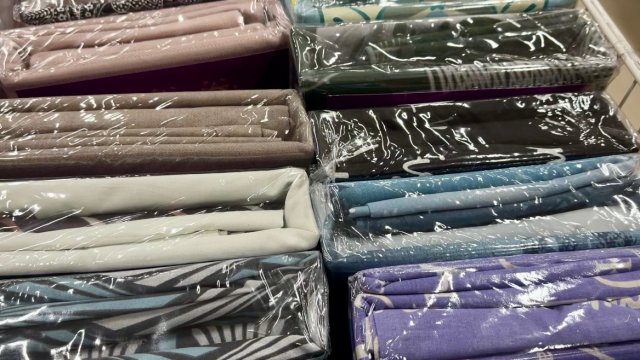 В Светофоре классные завалы посуды! Много новинок для кухни. Красивые тарелки, кружки, кастрюли.