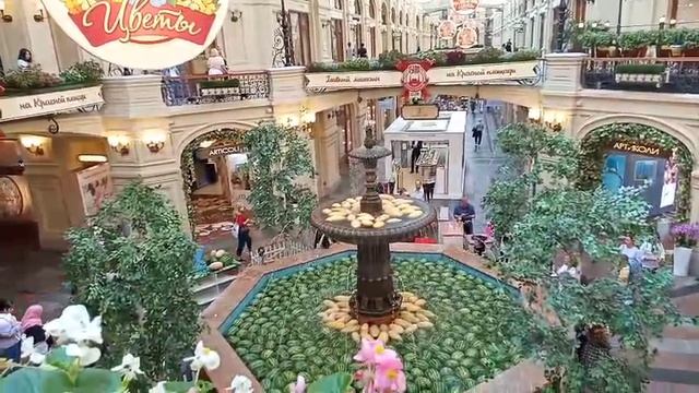 Летняя феерия: фонтан ГУМа с бахчевыми деликатесами.