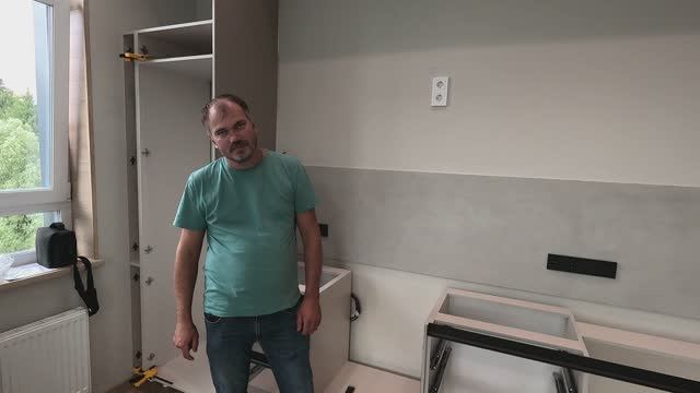 Как мы устанавливаем наш кухонный гарнитур у заказчика! Первый день работы! Трудности!