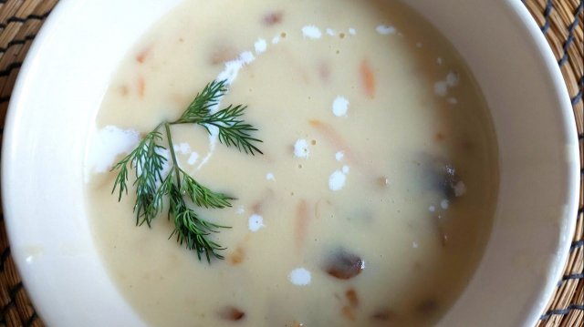 Крем суп с овощами и шампиньонами. Приятная кремовая текстура, грибной аромат.