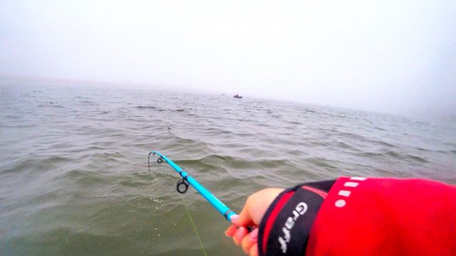 ОН ЗАГИБАЕТ УДОЧКУ ПОД ВОДУ! КИЛОГРАММОВЫЕ ЛЕЩИ ОДИН ЗА ОДНИМ! РЫБАЛКА С ЛОДКИ 2025