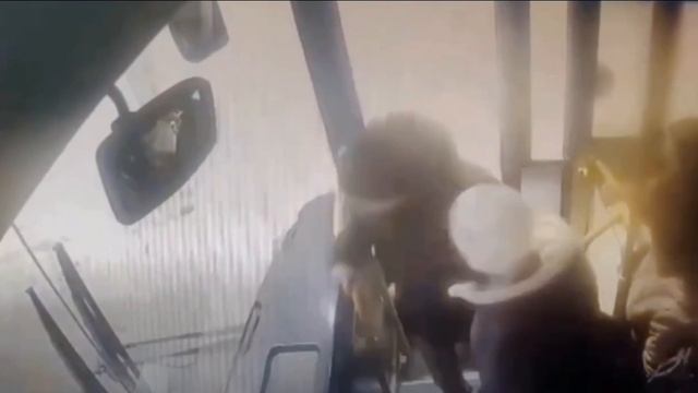 В Новокузнецке водитель автобуса вытащила пятилетку из смертельной метели