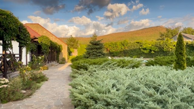 На закате в Байдарской долине Крым село Орлиное Гостевой дом