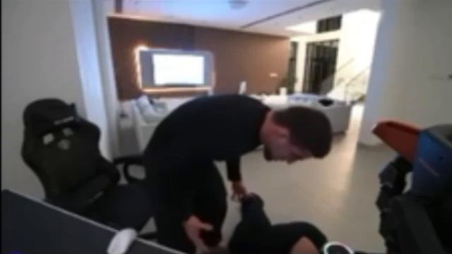 Появились кадры продолжения избиения блогера Субо. Закончилось тем, что агрессор ушёл из кадра