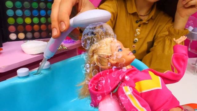 Салон красоты: Барби в УЖАСЕ от своего макияжа! СРОЧНОЕ преображение для вечеринки!✨