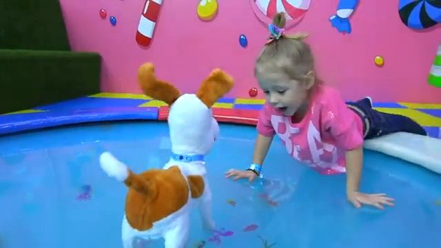 Макс и Настя играют на детской площадкеMax and Nastya play on the playground Entertainment