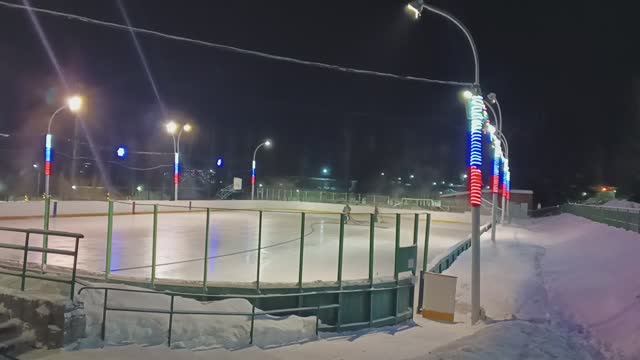 Заливают каток / катаемся с горки / зашли в магазин