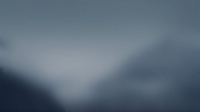 Туман в горном лесном массиве под звуки грома и дождя