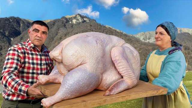 Огромная индейка, фаршированная и зажаренная в горной деревне!