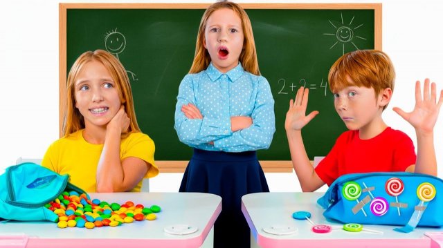 Настя учит детей правильному поведению и этикету в школе