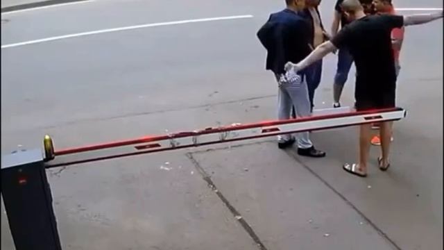 👊Даже тряпку на кулак не успел намотать и выбил страйк!