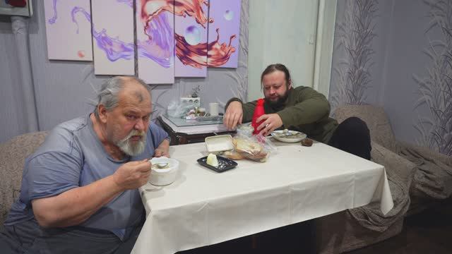 Открыли свои домашние запасы на зиму Вкусно кушаем пельмени ПОДВАЛ ИЛЬИЧА малые морозы в Сибири