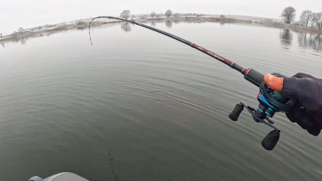 ЛОМАЕМ ЛЁД И ЛОВИМ ЩУКУ! ЗЛЫЕ ПОКЛЁВКИ. Рыбалка в МЕЖСЕЗОНЬЕ на спиннинг в 2025