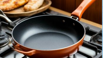 Удобнее хранить и пользоваться. Меняем обычную ручку сковороды на СЪЕМНУЮ.