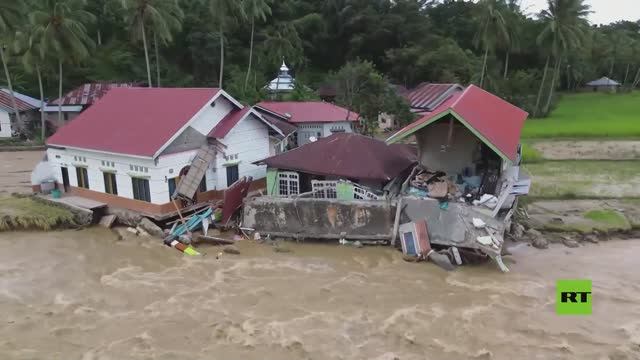 لقطات جوية توثق عواقب وخيمة لفيضانات إندونيسيا