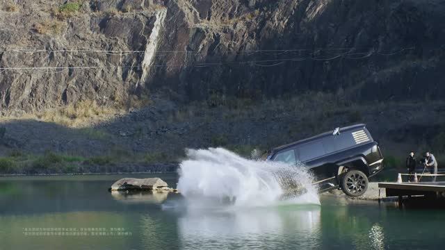 Испытание BYD Yangwang U8L на случайное погружение в воду.