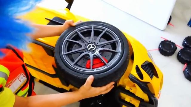 Влад помогает брату: ремонт игрушечной машинки! Видео для детей.