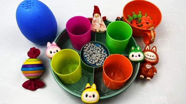 Мультики для малышей. Достаем яркие цветные игрушки из яичек. Мультики залипалки детям