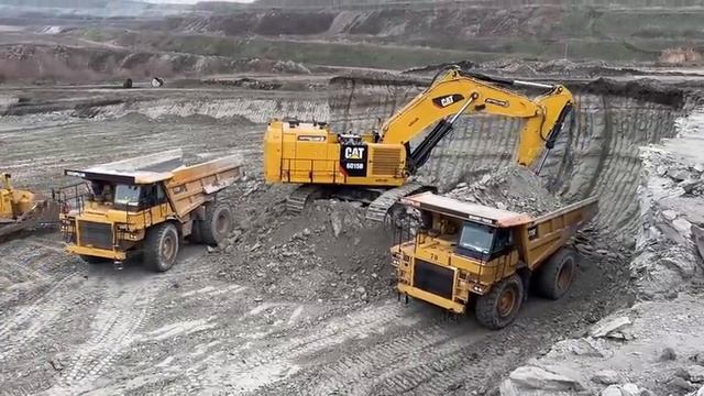 Экскаватор Cat 6015B Загружает вскрышные породы на самосвалы Cat 773 и 775 - Горные работы