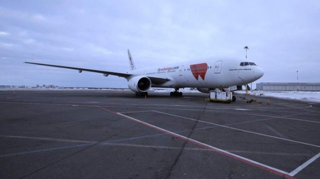 Самолет начал аварийную посадку в Домодедово из-за возгорания двигателя