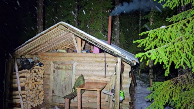 ПЕРВЫЙ ЛЁД 2025. РЫБАЛКА НА ОЗЕРЕ. ЗАНОЧЕВАЛ В ИЗБЕ. ЩУКИ НА САМОЛОВКИ.