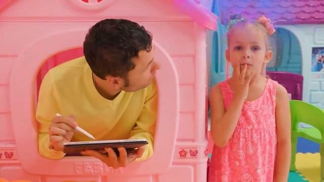 Весёлые гонки на горке с Майей и Мией