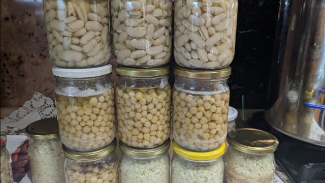 Гарниры в автоклаве, нежные котлеты из плотвы ,сажаю лук на зелень.