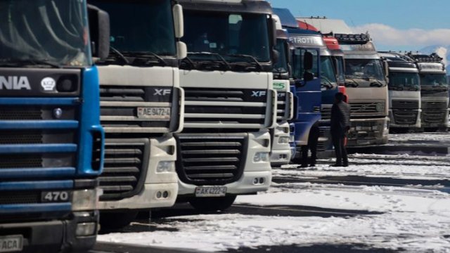 Из-за непогоды ограничено движение большегрузов по Военно-Грузинской дороге