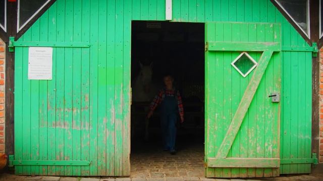 Мультик для детей. Дети, одетые как фермеры, заботятся о животных 🐑🌿