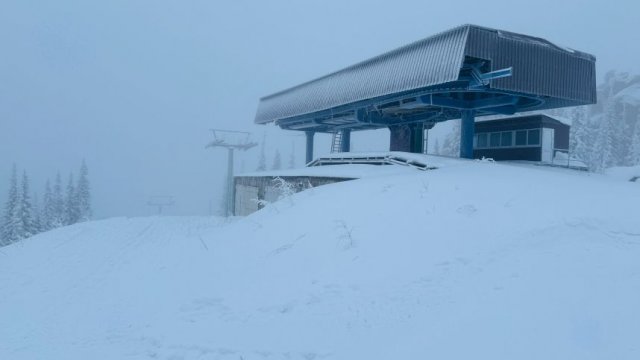 Снежный шторм парализовал работу курорта Шерегеш