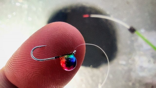 ДИКАЯ ДРОБЬ ЛОВИТ КРУПНОЕ! Нарвался на БАТОНОВ по первому льду 2025-2026