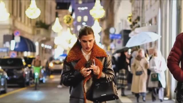 ✅ НОЧНАЯ ПРОГУЛКА ПО МИЛАНУ - САМЫЕ МОДНЫЕ ШУБЫ И ПАЛЬТО #4