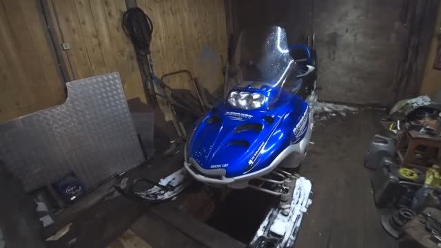 Снегоход Arctic cat 660 в работе, расходует масло.