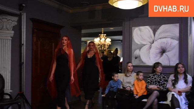 Картины на одежде представила на вечере моды дизайнер из Комсомольска