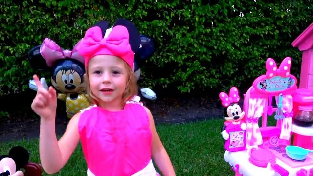 Микки_и_Минни_Маус готовит_на_детской_игровой кухне